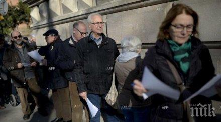 десетки каталонци образуваха опашка висшия съд барселона предадат