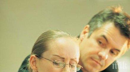 шеф налита целувки прегръдки служителка оплака комисията защита дискриминация