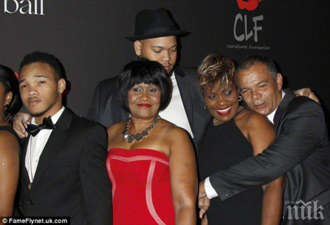 Риана се черви от срам на бал заради баща си