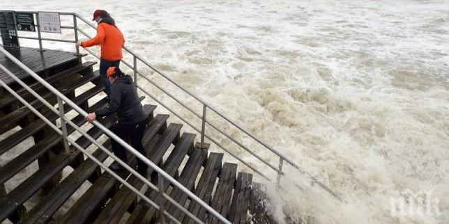 Над 40 души бяха спасени в понеделник от наводнен супермаркет