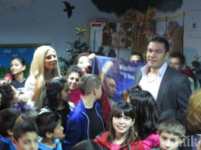 Кубрат Пулев и Андреа зарадваха децата от дома за сираци в Дупница с телевизор и пералня


