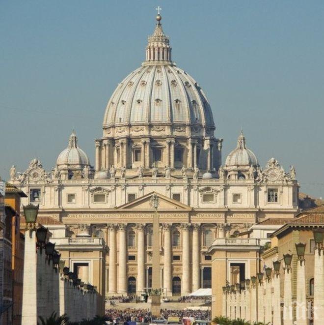 Италиански бизнесмен се е покатерил на купола на базиликата „Свети Петър” в Рим
