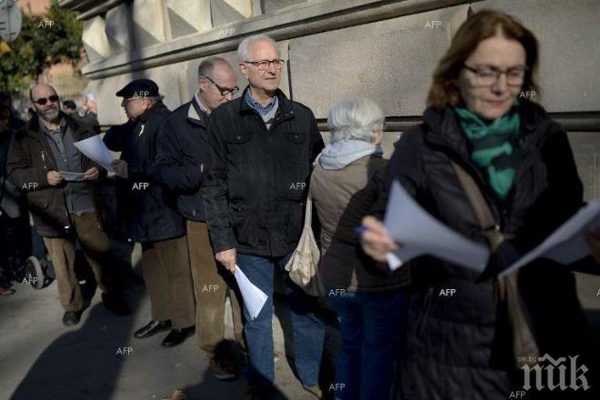 Десетки каталонци образуваха опашка пред Висшия съд в Барселона, за да се предадат