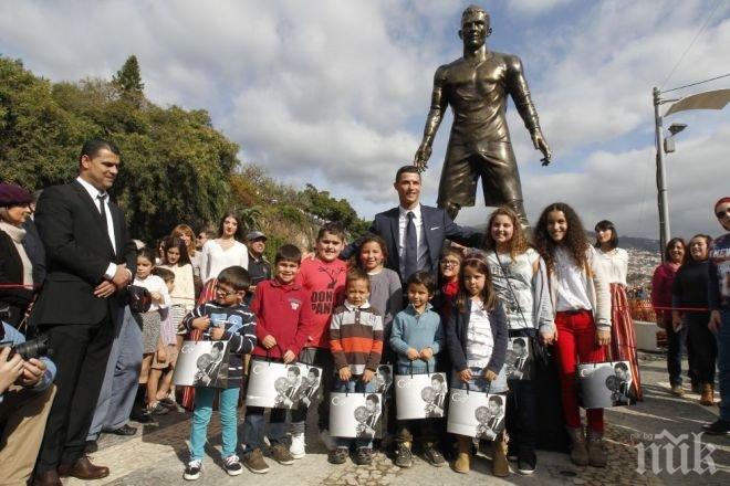 Бронзова статуя на Кристиано вече се издига на остров Мадейра

