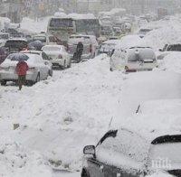 Десетки полети са отменени на летищата в Москва заради силен снеговалеж