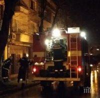Ексклузивно в ПИК! Огнен ад във Варна! Пламна сграда! Огнеборци спасиха обгорен човек с риск за живота им! (снимки и видео)