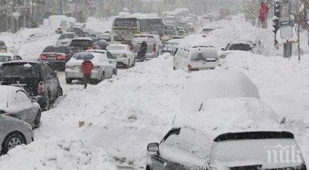 десетки полети отменени летищата москва заради силен снеговалеж