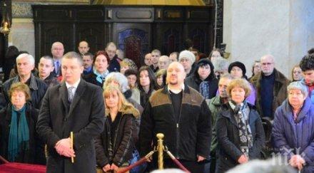 стотици варненци събраха празнично богослужение