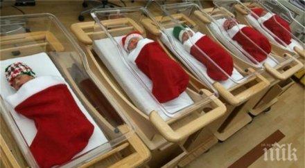 трогателно изписват коледни чорапчета родените празниците бебета