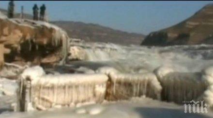 замръзна големия водопад китай