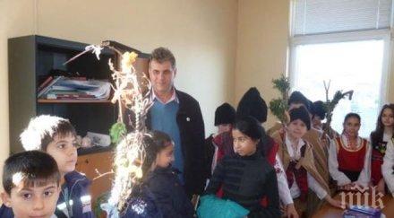 ученици поздравиха кмета община перущица коледни песни