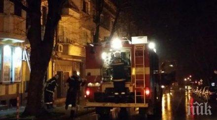 ексклузивно пик огнен варна пламна сграда огнеборци спасиха обгорен човек риск живота снимки видео