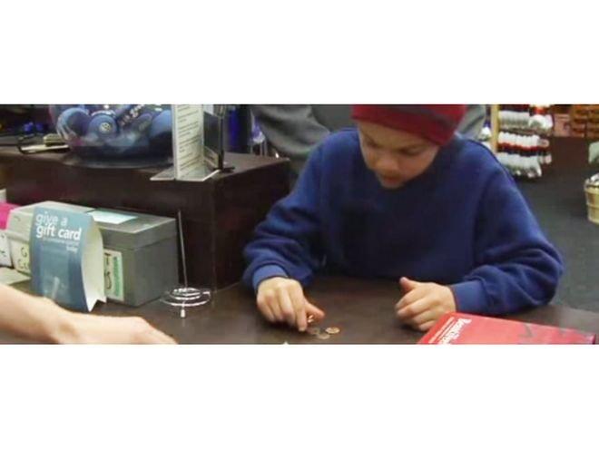 Когато парите за подарък на майка му не стигнаха, нещо невероятно се случи (видео)