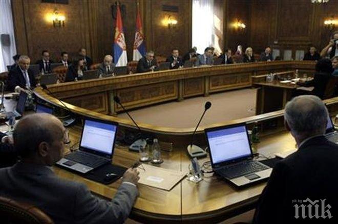 Реформа! Сръбското правителство ще съкрати 70 000 чиновници в следващите три години 