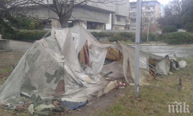 Вандали нарязаха палатките пред Община Варна