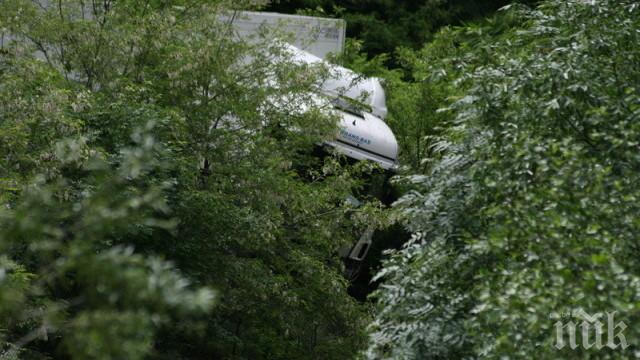 Кървав ад на пътя! Камион с полицаи се обърна в дере край Средец - шофьорът е починал