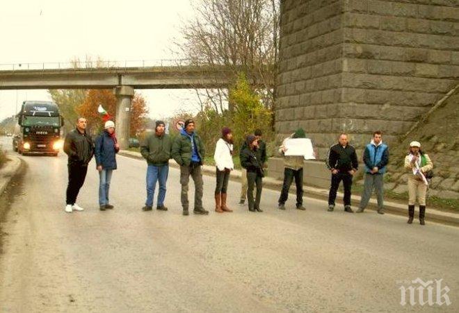 Внимание! Бежанци атакуват границите ни по Коледа