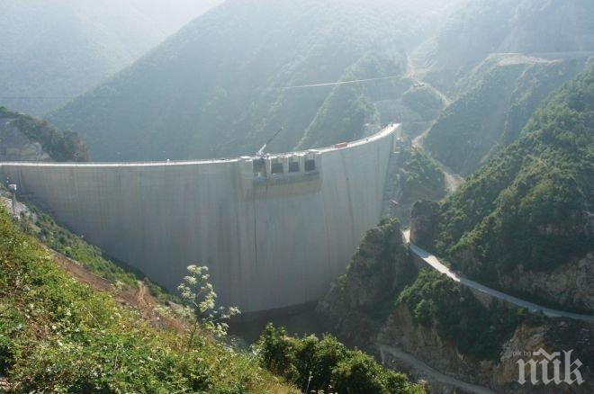 Изпускат Цанков камък превантивно, язовир Тошков чарк започна да прелива
