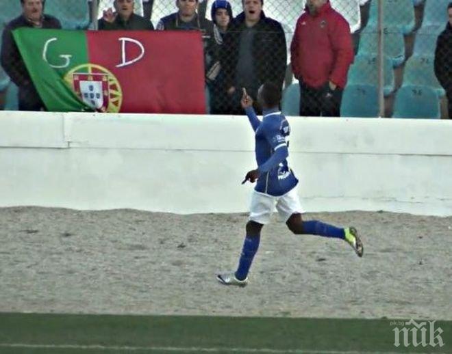 Шок! Футболист вкара гол и си свали гащите (видео)