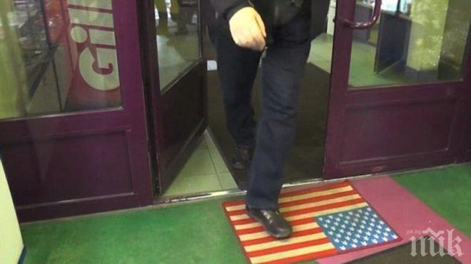 В Москва използват изтривалки с цветовете на американското знаме  (видео)