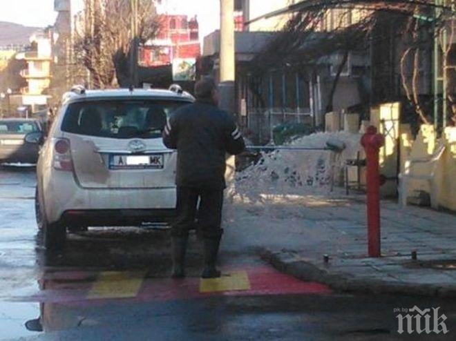 Хитрец от Приморско си мие колата с вода от противопожарен кран