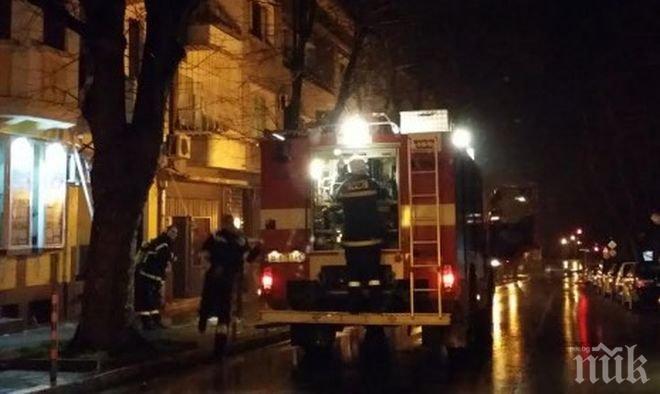 Ексклузивно в ПИК! Огнен ад във Варна! Пламна сграда! Огнеборци спасиха обгорен човек с риск за живота им! (снимки и видео)