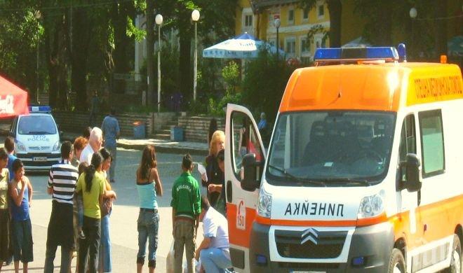 Нов кошмар на пътя! Бус се натресе в дърво и прати шестима в болница!