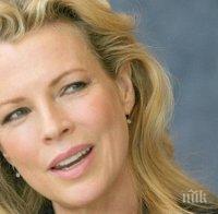 Ким Бейсинджър спи с фризьора си
