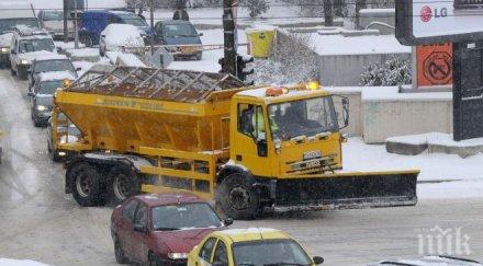 мощна виелица софия снегът натрупа сантиметрови преспи часове големи забавяния летището