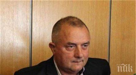 извънредно сменят шефа агенцията бежанците