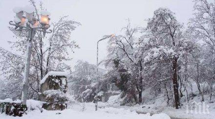 идва студ сняг минусови температури сковават страната