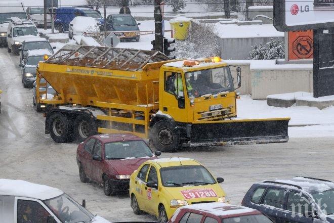 Мощна виелица в София, снегът натрупа 25-сантиметрови преспи за часове! Големи забавяния на летището!