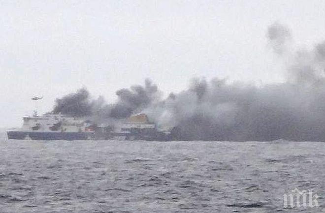Горящият в Йонийско море ферибот се е наклонил със 7 градуса