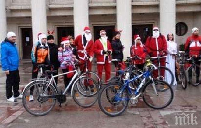 Студът не спря ентусиасти да изпратят Коледа на колела в Бургас (снимка)