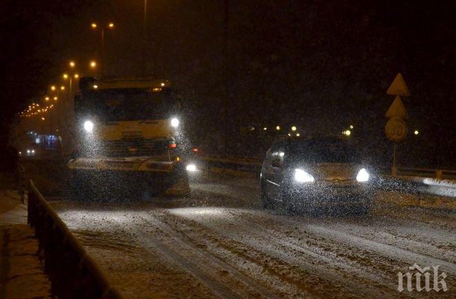 130 снегорина почистват пътищата в София 