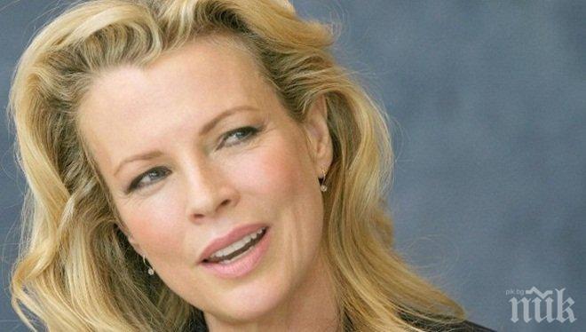 Ким Бейсинджър спи с фризьора си
