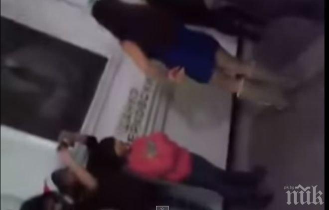 Пореден позор в нета: Ученици друсат коледен кючек в школо под погледите на учители (видео)