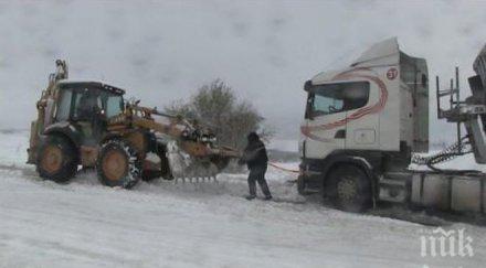 апи спира движението камиони тона
