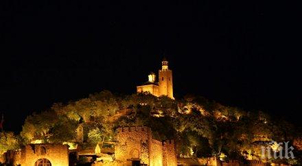 царевец отваря врати туристи