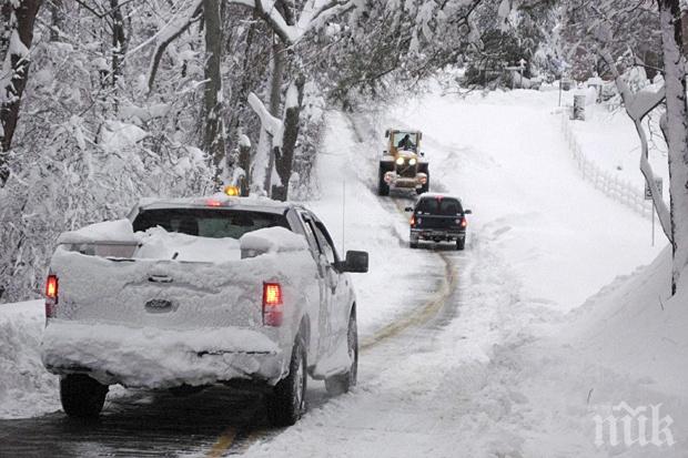 Повреда в двигателя остави кола на пътя край Цар Асен, машини я изтеглят 