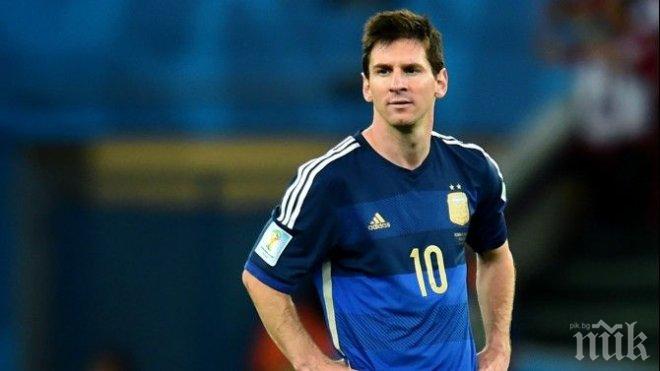 Меси се наслаждава на летен климат, топна се в басейна си (снимка)