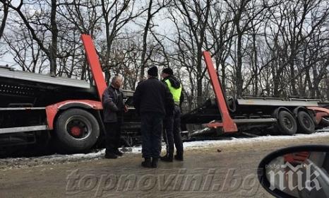 Ад на пътя! Автовоз се преобърна край Сунгурларе (снимки)
