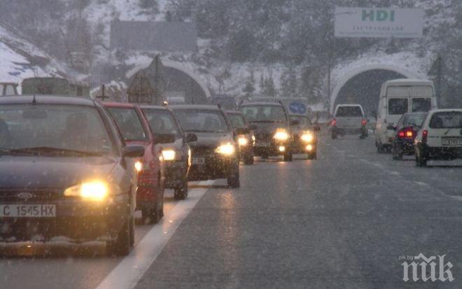 АПИ предупреждава: Шофирайте внимателно, пътищата са проходими, но мокри и заледени
