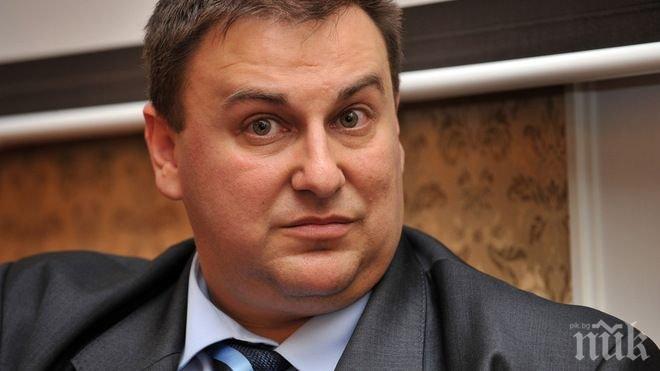 Евродепутат от ГЕРБ заведе 25 сирачета на кино във Варна
