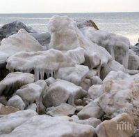 Студът извая причудливи ледени фигури на вълнолома във Варна (снимки)