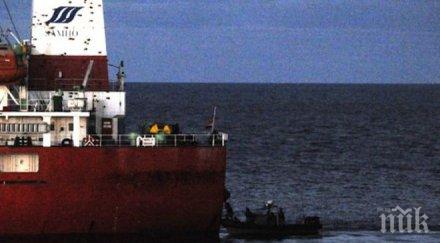 военен кораб атакува гръцки танкер