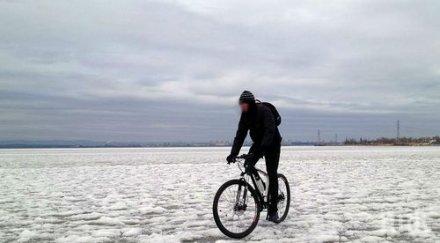колоездачи карат замръзналото езеро вая бургас снимки