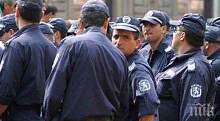 връчват наградата полицай годината