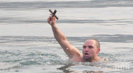 около мъже търсят богоявленския кръст ледените води
