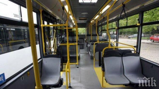Ужасен инцидент в Пловдив! Вратите на автобус заклещиха жена, пътниците крещят на шофьора да спре, а той се прави на глухар!